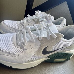 Nike Women's Air Max Sneaker White  Size 7.5